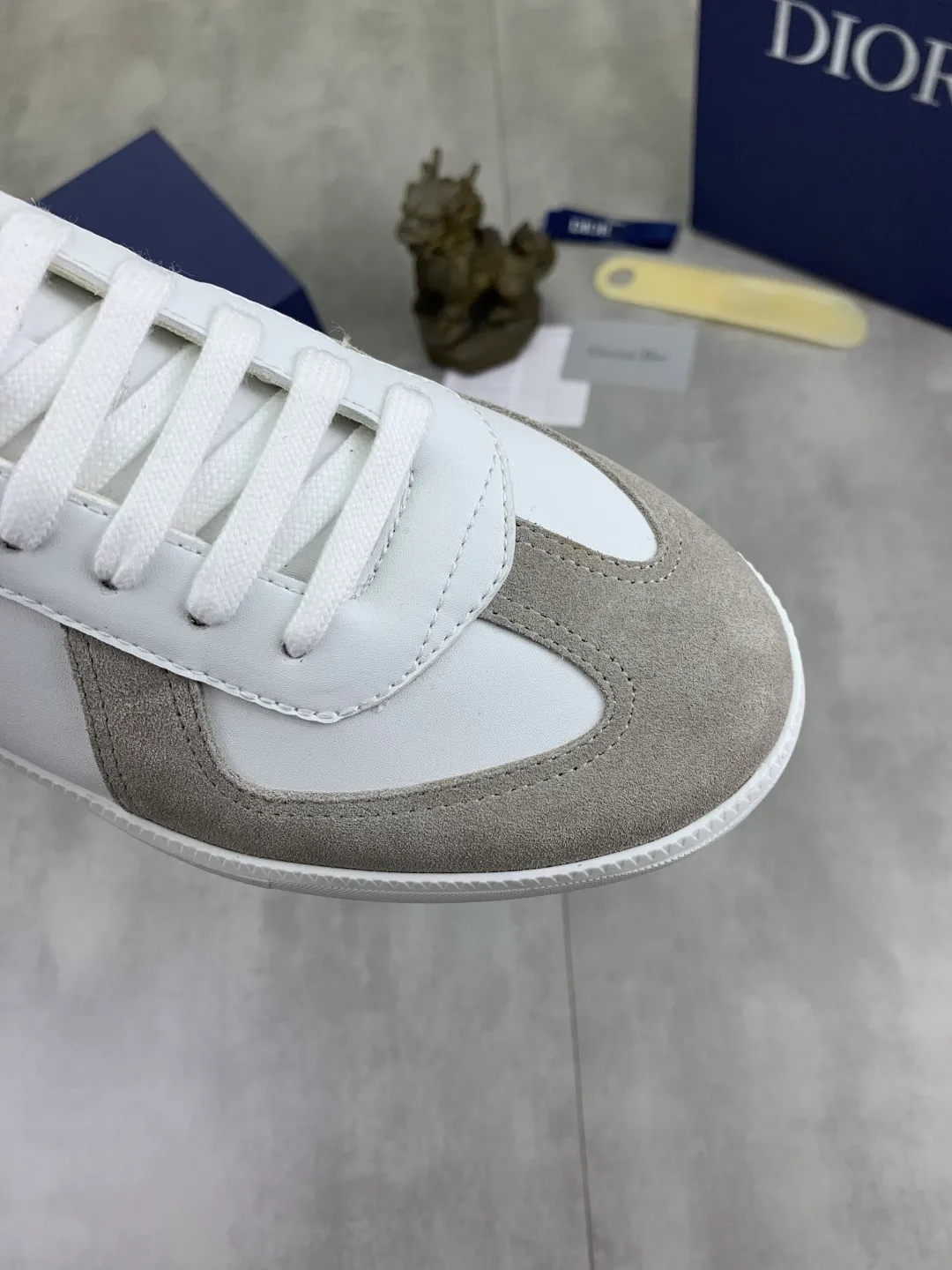Men's shoes 💰P360 New Dior B01 moral training shoes, white first-layer cowhide, original molded outsole. New to the fall collection, this sneaker marks the return of a Dior classic, reinterpreted in a stylish and elegant silhouette. Crafted from white smooth first-grain cowhide with a tonal silk sheepskin lining, it features the Dior logo on the tongue and inner sides, and a CD icon on the heel. Paired with Tpu anti-slip soles of the same color, it can be matched with various styles to create a sophisticated look.  Code number: 38-44